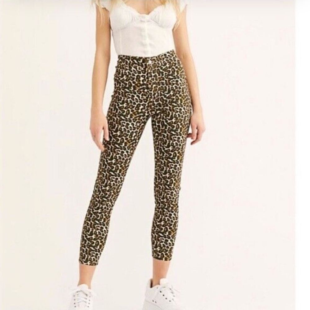 NWT. Free People Cheetah Print Cropped Denim Jeans - Size 10